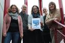 Das Team ,,Schulen" der UB Bayreuth freut sich über das Gütesiegel "Bibliotheken der Schulen 2022- 2024" (Bild: Clemens Engelhardt) 