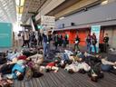 Demonstranten liegen auf dem Boden