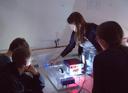 Foto von Schülerinnen und Schülern beim Bau eines Lasers während des Orpheus Seminars an der Uni Bayreuth