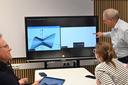 Foto von Forschenden bei einer grafischen Darstellung an einem der neuen digitalen Whiteboards am DLS des Physikalischen Instituts der Uni Bayreuth.