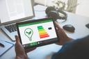 ein Tablet mit Energieeffizienzanzeige auf dem Display