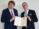 Foto von Prof. Dr. Ben Köhler und Prof. Dr. Stefan Leible bei der Überreichung der Urkunde