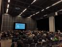ein Konferenzraum mit vielen Menschen