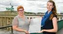Elena Köstner (zweite von links) und Angela Danner (zweite von rechts) bekommen die Urkunde für "Eine Uni - Ein Buch" überreicht.