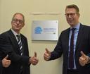 Leible und Blume neben dem Schild Hightech Agenda