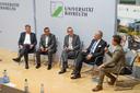 Männer bei einer Podiumsdiskussion 