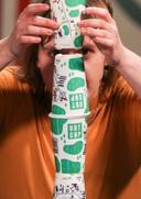 Frau stapelt  Becher