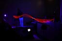 Dunkelheit und rote Laserstrahlen bei Science on Stage 