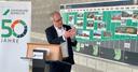 Universitätspräsident Stefan Leible bei der Enthüllung des Zeitstrahls der Universität Bayreuth