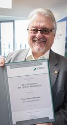 Prof. Dr. Woratschek mit der Ernennungsurkunde zum Emeritus of Honour