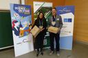 D. Matthias Ehman steht neben einer Frau vor roll ups beim Science on Stage Festival 