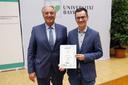  Prof. Brüggemann (Zentrum für Energietechnik - ZET) übergibt den ZET-Preis für die beste energietechnische Abschlussarbeit an Herrn Lukas Maar, M.Sc.
