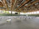 Für Präsenzklausur präparierte Turnhalle (Foto: PMK)