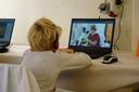 Kind vor einem Laptop, auf dem es das Branching-Szenario über Pilzökologie der Uni Bayreuth durchspielt.