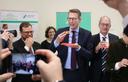 mehrere Männer halten Häppchen in der Hand