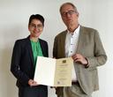 Foto von Prof. Dr. Christina Holzapfel mit Universitätspräsident Prof. Dr. Stefan Leible