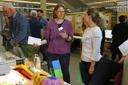 Menschen unterhalten sich an einem Ausstellungsstand beim Science on Stage Festival 