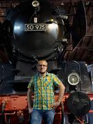 Niklas Kolb vor Dampflok