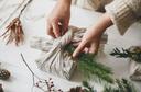 Ein Geschenk wird verpackt in ein Tuch 