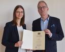Prof. Dr. Hannah Kurz mit Universitätspräsident Prof. Dr. Stefan Leible bei ihrer Ernennung an der Universität Bayreuth