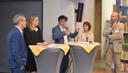 Eine Gruppe von Menschen diskutiert 