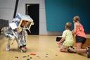 KinderUni 2023 - Professorin Bilstein - Robbie räumt auf