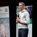 Begrüßung durch Prof. Dr. Rodrigo Isidor der Uni Bayreuth bei der Abschlussveranstaltung des 5-Euro-Business Wettbewerbs