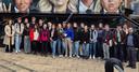 PD Dr. Julia Eichenberg (ganz links) und Prof. Dr. Martin Ott (ganz rechts) mit Studierenden in Nordirland
