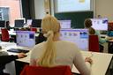 Schülerinnen beim Programmieren eines Videospiels