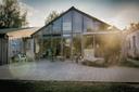 Eine Baracke mit Glasfassade - das Glashaus