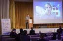 Am Rednerpult ist Dr.-Ing. Michael Schwan (Vorsitzender der Energietechnischen Gesellschaft im VDE (VDE|ETG), und im Hintergrund ist Dr.-Ing. Patrick Hofstetter.