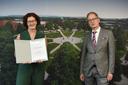 Frau Prof. Dr. Britta Planer-Friedrich mit Präsident Prof. Dr. Stefan Leible bei der offiziellen Urkundenübergabe.