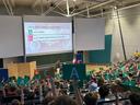 KinderUni 2024 - volles Haus - die Kinder stürmen das Audimax