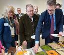 Fake Food wird auf einen Teller gelegt