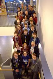 Gruppenfoto der Teilnehmenden und Jurymitglieder beim GYPT Regionalwettbewerb an der Universität Bayreuth