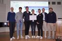 Die Sieger des Hackathons mit Urkunde 