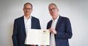 Foto von Prof. Dr. Peter von Philipsborn und Universitätspräsident Prof. Dr. Stefan Leible