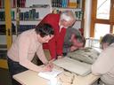 Foto der ÖBG-Forschungsgruppe bei der Arbeit mit historischen Quellen und Herbarbelegen.