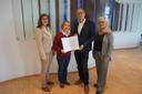 Dr. Oksana Horbach bei der Urkundenübergabe von Bayreuth Bridge for Science