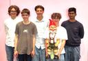 Das deutsche Goldmedaillienteam  (v.l.n.r.): Alan Stranjak (18), Benjamin Graf (17), Maxim Rasch (17), Benedikt Baum (17) und Rusheel  Sai Nuthalapati (16) zusammen mit Maskottchen Horst © GYPT/Liane Brandt