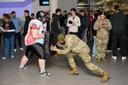 Ein Footballspieler und ein Soldat der US Army bei Tackle-Übungen an der Uni Bayreuth
