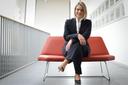 Eine Frau, Dr. Nicole Kaiser sitzt auf einem Sessel