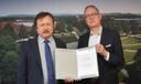 Ein Foto der Urkundenübergabe zwischen Bogner und Leible