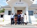 Bild vor HSF Büro in Dar es Salaam Tansania mit Dr. Protas und Resident Representative Herr Schönfisch