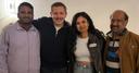 Nach dem Sieg bei "Ein sehr gutes Quiz": Gewinnerin Piraveena, ihr Bruder und ihr Vater mit Klaas Heufer-Umlauf