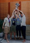 Foto von Studierenden, die einen Pokal hochhalten