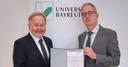 Foto von Prof. Dr. Walter Zimmermann, Emeritus of Honour der Uni Bayreuth, und Prof. Dr. Stefan Leible, Universitätspräsident