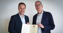 Foto von Prof. Dr. Thomas Lunkenbein und Universitätspräsident Prof. Dr. Stefan Leible bei der Urkundenübergabe der Ernennungsurkunde