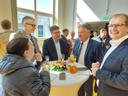 vier Männer an einem Stehtisch