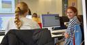 Foto von Schülerinnen beim Programmieren eines Videospiels bei der MINT-HerbstUni 2024 an der Uni Bayreuth